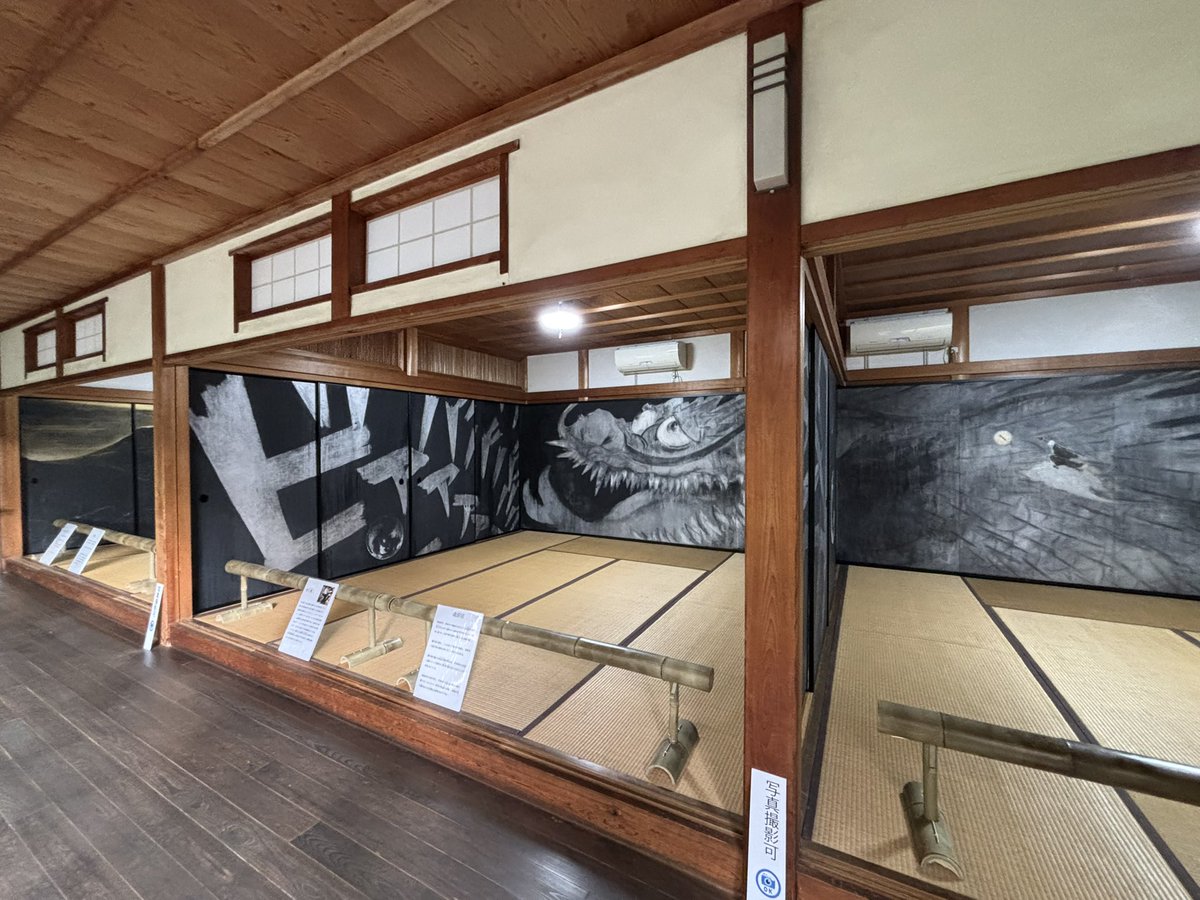 村上裕二画伯の龍游図 特別公開は11月30日までです
皆さまのお越しをお待ちしております🐉

ー 當麻寺 中之坊
taimadera.org/news/p2.html#m…