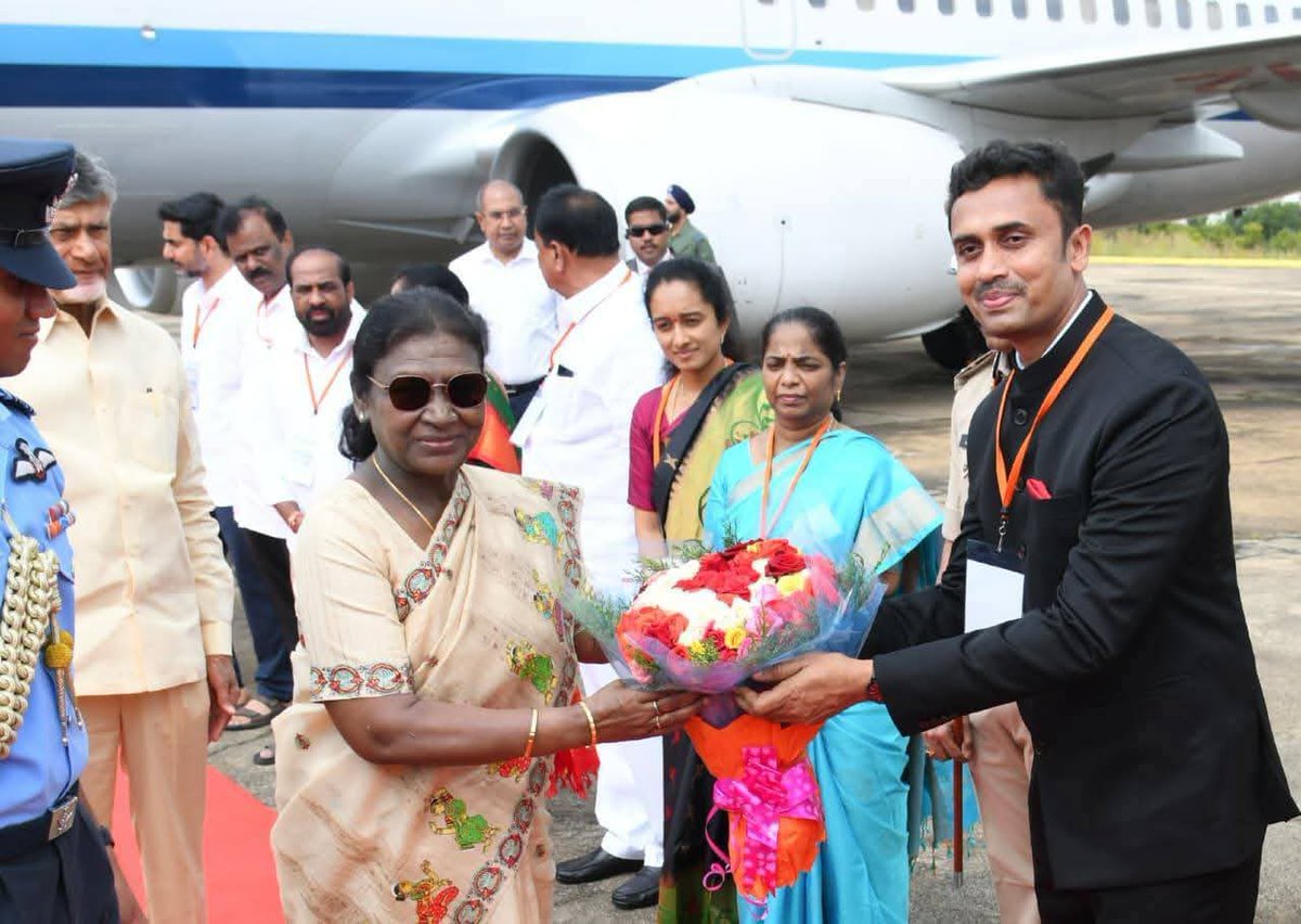 palleraghu_tdp's tweet image. భగవాన్ శ్రీ సత్యసాయి బాబా శత జయంతి వేడుకల్లో పాల్గొనేందుకు పుట్టపర్తికి విచ్చేసిన రాష్ట్రపతి శ్రీ ద్రౌపతి ముర్మూ గారికి పుట్టపర్తి విమానాశ్రయంలో సీఎం చంద్రబాబు గారు, మంత్రి నారా లోకేష్ గారుతో కలిసి ఘన స్వాగతం పలికిన పుట్టపర్తి ఎమ్మెల్యే పల్లె సింధూర రెడ్డి గారు.
#dropadimurmu