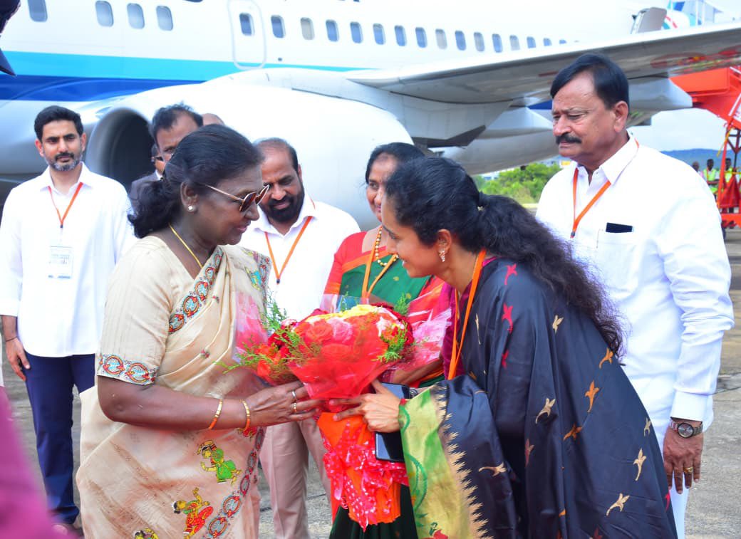 PalleSindhura's tweet image. భగవాన్ శ్రీ సత్యసాయి బాబా శత జయంతి వేడుకల్లో పాల్గొనేందుకు పుట్టపర్తికి విచ్చేసిన రాష్ట్రపతి శ్రీ ద్రౌపతి ముర్మూ గారికి పుట్టపర్తి విమానాశ్రయంలో సీఎం చంద్రబాబు గారు, మంత్రి నారా లోకేష్ గారుతో కలిసి ఘన స్వాగతం పలికిన పుట్టపర్తి ఎమ్మెల్యే పల్లె సింధూర రెడ్డి గారు.
#dropadimurmu