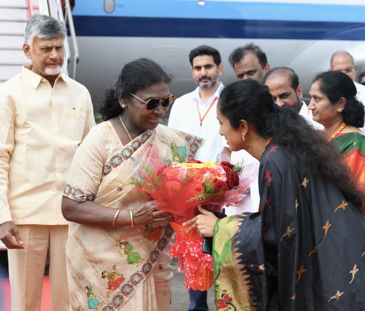 PalleSindhura's tweet image. భగవాన్ శ్రీ సత్యసాయి బాబా శత జయంతి వేడుకల్లో పాల్గొనేందుకు పుట్టపర్తికి విచ్చేసిన రాష్ట్రపతి శ్రీ ద్రౌపతి ముర్మూ గారికి పుట్టపర్తి విమానాశ్రయంలో సీఎం చంద్రబాబు గారు, మంత్రి నారా లోకేష్ గారుతో కలిసి ఘన స్వాగతం పలికిన పుట్టపర్తి ఎమ్మెల్యే పల్లె సింధూర రెడ్డి గారు.
#dropadimurmu