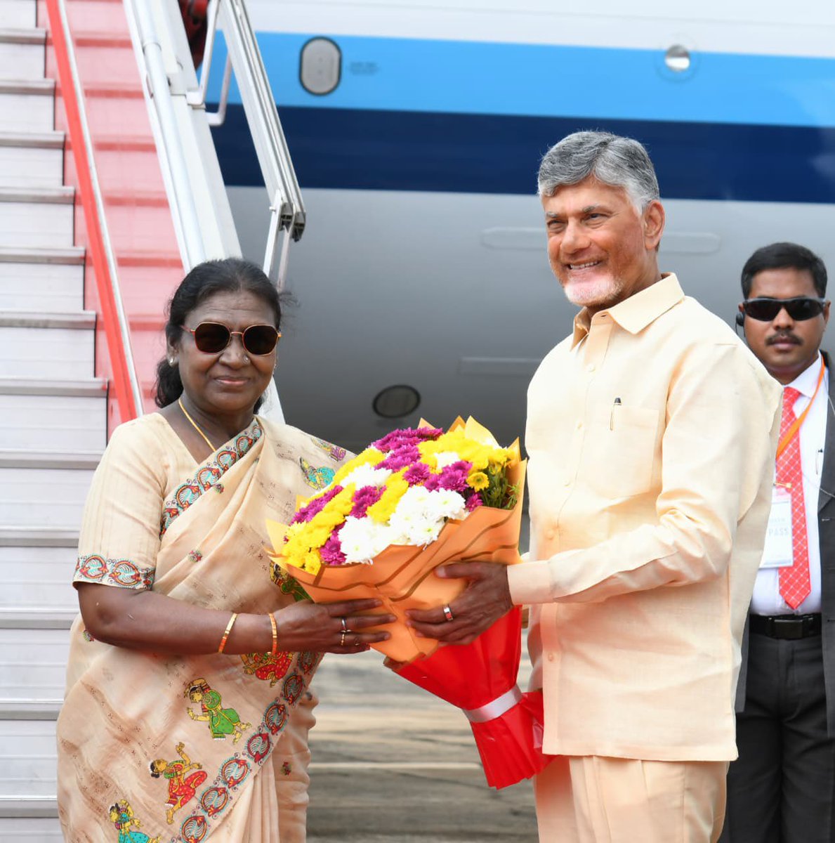 PalleSindhura's tweet image. భగవాన్ శ్రీ సత్యసాయి బాబా శత జయంతి వేడుకల్లో పాల్గొనేందుకు పుట్టపర్తికి విచ్చేసిన రాష్ట్రపతి శ్రీ ద్రౌపతి ముర్మూ గారికి పుట్టపర్తి విమానాశ్రయంలో సీఎం చంద్రబాబు గారు, మంత్రి నారా లోకేష్ గారుతో కలిసి ఘన స్వాగతం పలికిన పుట్టపర్తి ఎమ్మెల్యే పల్లె సింధూర రెడ్డి గారు.
#dropadimurmu