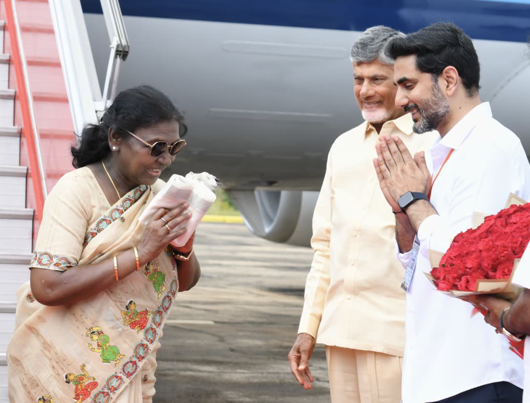 PalleSindhura's tweet image. భగవాన్ శ్రీ సత్యసాయి బాబా శత జయంతి వేడుకల్లో పాల్గొనేందుకు పుట్టపర్తికి విచ్చేసిన రాష్ట్రపతి శ్రీ ద్రౌపతి ముర్మూ గారికి పుట్టపర్తి విమానాశ్రయంలో సీఎం చంద్రబాబు గారు, మంత్రి నారా లోకేష్ గారుతో కలిసి ఘన స్వాగతం పలికిన పుట్టపర్తి ఎమ్మెల్యే పల్లె సింధూర రెడ్డి గారు.
#dropadimurmu