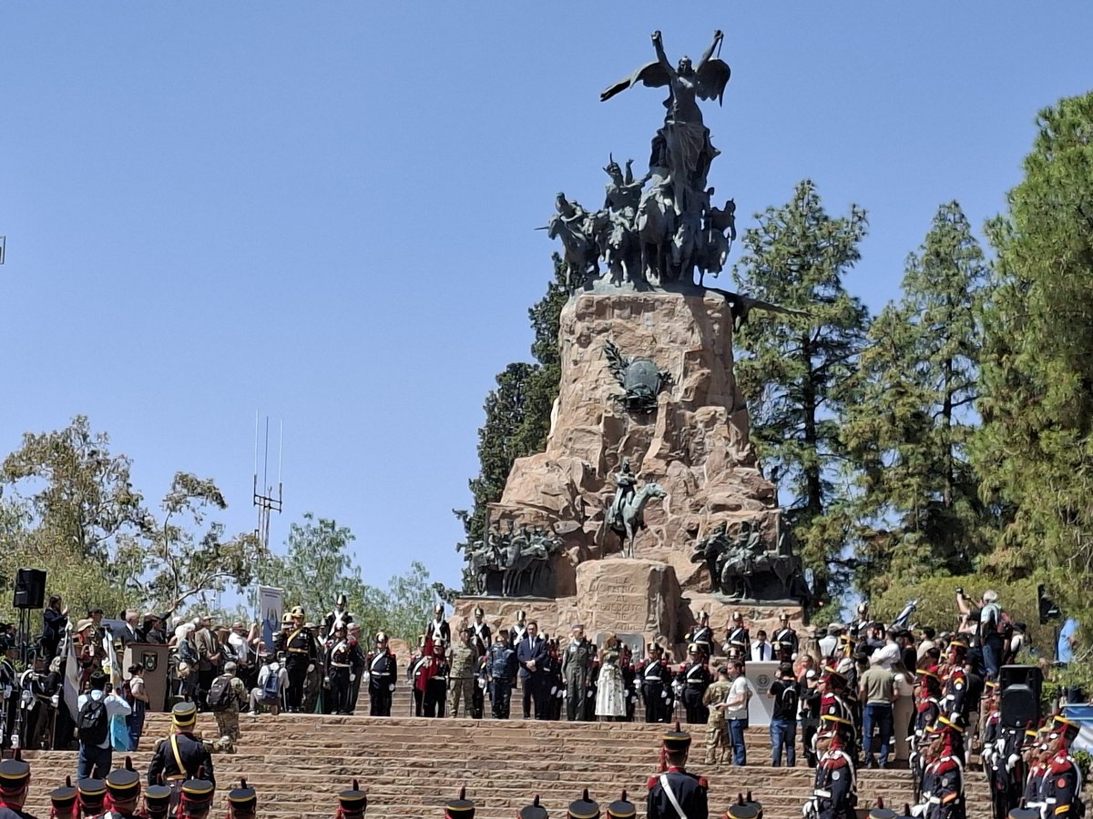 En Mendoza habrá Regimiento de Granaderos a Caballo por decisión de <a href="/JMilei/">Javier Milei</a> y <a href="/luispetri/">Luis Petri</a> y no asistió ninguna autoridad provincial. Si el motivo de la ausencia fue el resultado electoral, la decisión se parece a un caprichito adolescente. No se puede tapar el sol con el dedo...