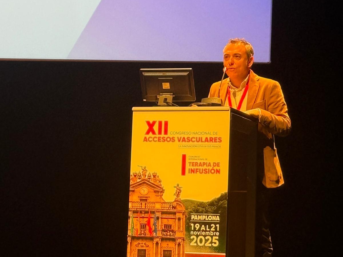 HRegionalMalaga's tweet photo. Jesús Bujalance ha presentado en el Congreso @SEINAV_ los resultados de Cuidaven una app desarrollada en nuestro hospital para mejorar el cuidado de las personas con dispositivos venosos. 

#SomosHRegional 
#HRUMContigoSiempre 
@MalagaJunta 
@saludand https://t.co/JoorVuaeU7