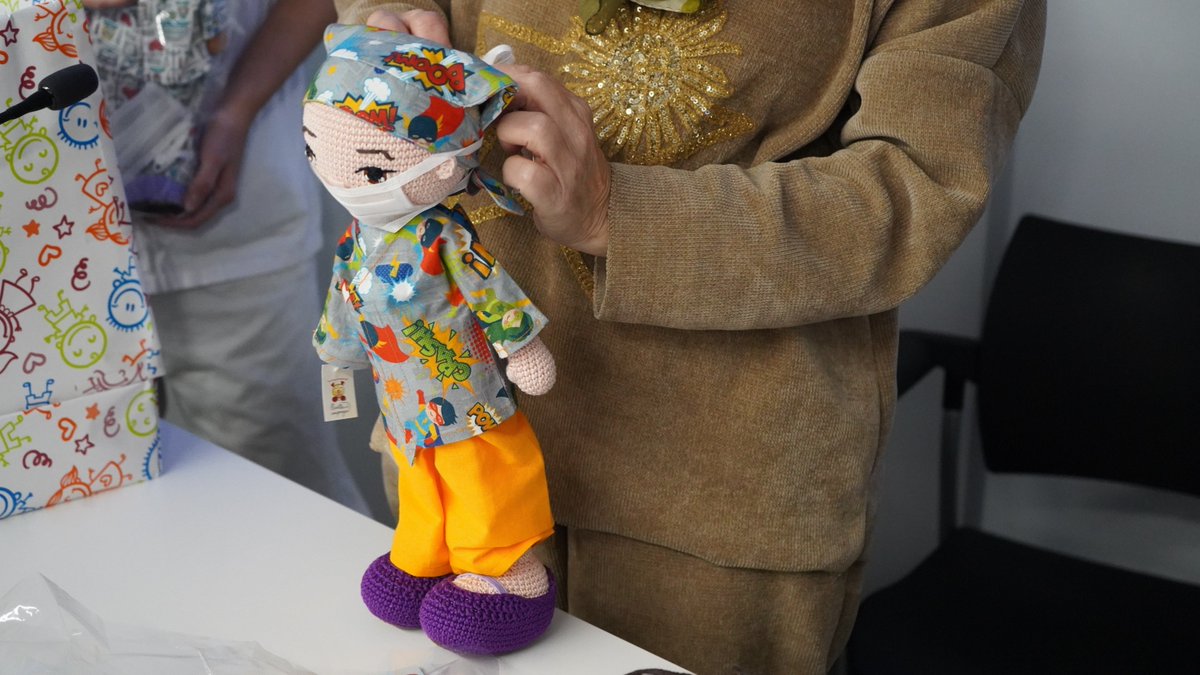vallhebron's tweet photo. 🧸 Aquesta setmana s’han entregat els amigurumis de @llanetes_amb_companyia, fets per voluntàries amb el suport de @ajSantHipolit per als infants de #VallHebron.

💙 Gràcies a @AFANOC i Llanetes amb Companyia pel projecte “Cuidar Jugant”. https://t.co/edhy0XmKVS