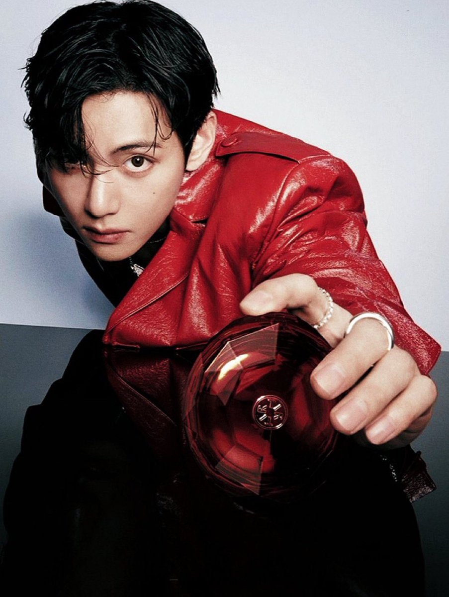 Borahae_tk_'s tweet image. Kim Taehyung has a gaze that hypnotizes, an energy that stands out, and an aura that simply cannot be ignored. There are people who don’t seek attention… attention naturally goes to them. And he is exactly that kind of person.