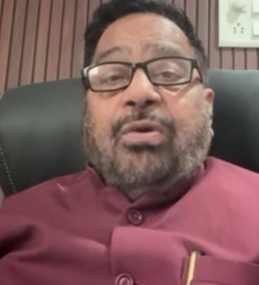 इसीलिए तो भूकंप आता है 😄 

एक शो में लल्लनटॉप पत्रकार सौरभ द्विवेदी और कन्हैया भेलारी के बीच बातचीत हो रही थी।

कन्हैया भेलारी: लड़का लड़के से शादी करता है लड़की लड़की से शादी करती है।

सौरभ द्विवेदी: क्या समस्या है? समलैंगिकों के अपने अधिकार है।

कन्हैया भेलारी: इसलिए तो भूकंप