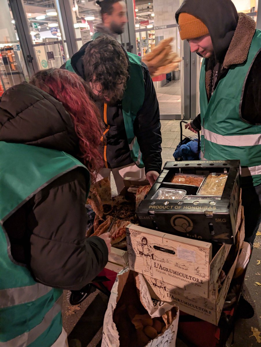 KCNantes's tweet image. Hier s&apos;est déroulée la première maraude Blue Humanity avec La Rue Solidaire! Merci aux personnes présentes💙

En cette période, il est important de penser aux personnes dans le besoin !
La collecte d’affaire, de nourriture est super importante. Rapprocher de vos assos locales!