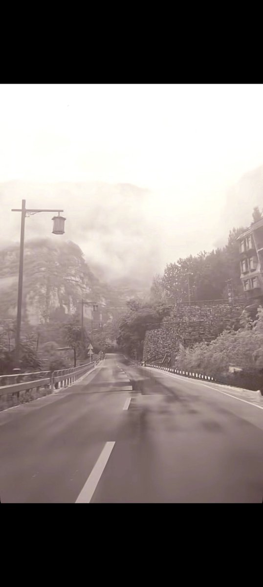 يستهوينى المشى فى طريق يكتسيه الضباب الضباب والمطر الغيوم الثلوج  الورود رائحه القهوه اتمنى العيش فى مدينه ماطره كل يوم🌧