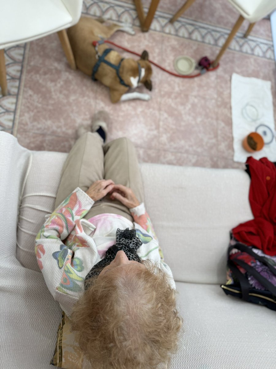 majosevn's tweet image. •Tieta, com et trobes?

-No sé, és que sóc com un eco. Em sento i em busco, però no em trobo.
———————
•La vida passa ràpid, oi, tieta?

-Sí, passa com un riu ràpid i inquiet… fins que arriba al meu tram i s’alenteix, com si dubtés i entengués que ja no cal córrer més.
———————…