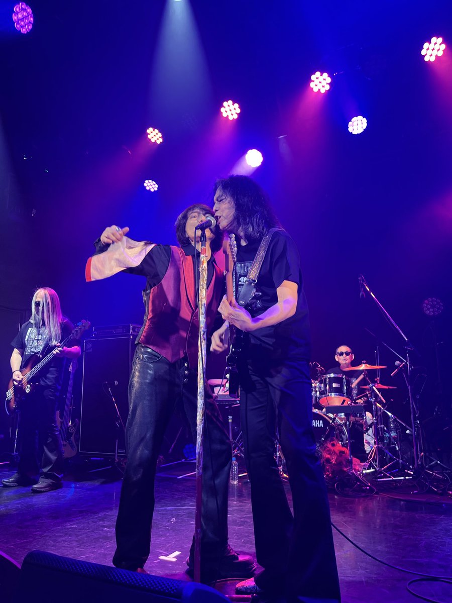 bacillus_army's tweet photo. 最近はDSでちょこちょこ観ていたが、38年振りのRED WARRIRS。
セットリストはほぼ1、2枚目のアルバムからで燃えました。
しかも1列目のユカイとシャケの間という最高の席で最後は「撮ってもいいよ」ということでパチリ。
また札幌にきてねー。 https://t.co/gU4zeFqat8