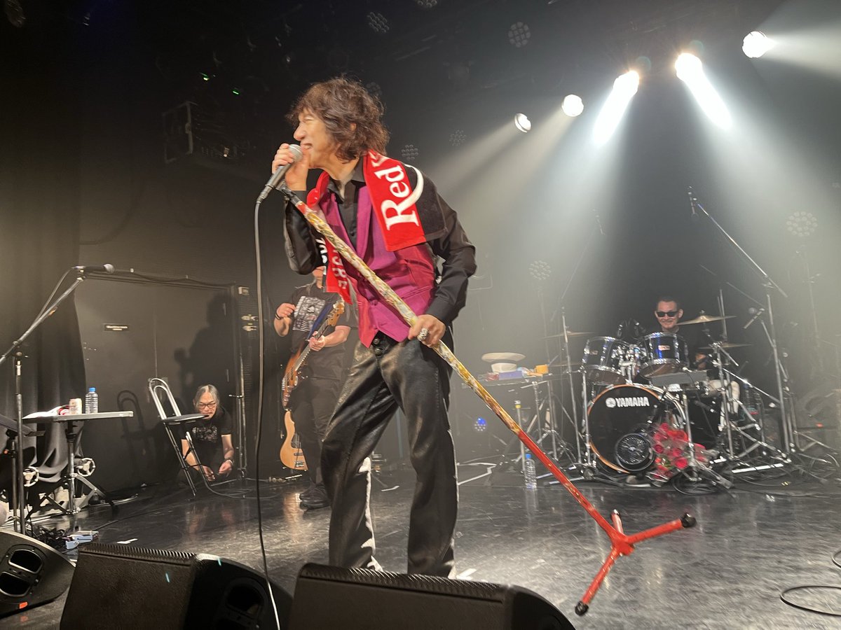 bacillus_army's tweet photo. 最近はDSでちょこちょこ観ていたが、38年振りのRED WARRIRS。
セットリストはほぼ1、2枚目のアルバムからで燃えました。
しかも1列目のユカイとシャケの間という最高の席で最後は「撮ってもいいよ」ということでパチリ。
また札幌にきてねー。 https://t.co/gU4zeFqat8