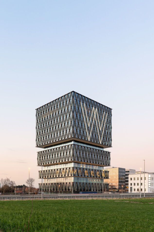 Archello's tweet image. B2Ai Architects @B2Ai_Office shape Westwing Tower as a stacked, energy-efficient landmark defined by glazed façades, diagonal aluminum slats, and a compact footprint that frees space for a new green campus.
archello.com/project/westwi… 

#B2AiArchitects #SustainableWorkplace