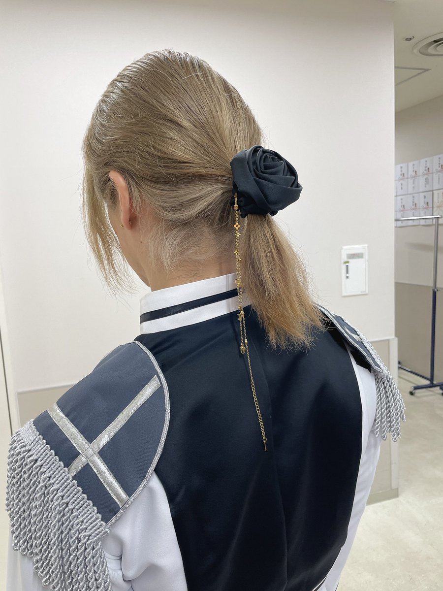 FINAL JACKETの東京公演は残り3ステージ。
これまでゲストの方々に沢山出演していただいていましたが、それも終わりここからはメンバー11人だけです。
1人でも多くのお客様に楽しんで貰えるよう、最後まで一生懸命頑張ります！

今回のOPはこんな衣装で踊っています。