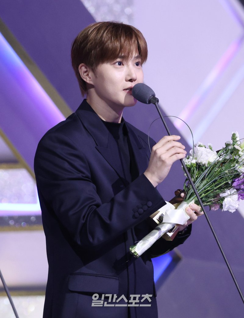 JUNMKEON's tweet image. —potongnya dengan sedikit candaan sembari mengedarkan pandangan meneliti raut wajah setiap Ramerta yang datang. “Jujur, sebagai barisan tetua yang tinggal di bawah atap Nirwana Rasa, saya merasa memiliki sedikit tanggung jawab untuk berbicara di sini mewakilkan Ramerta lainnya.”