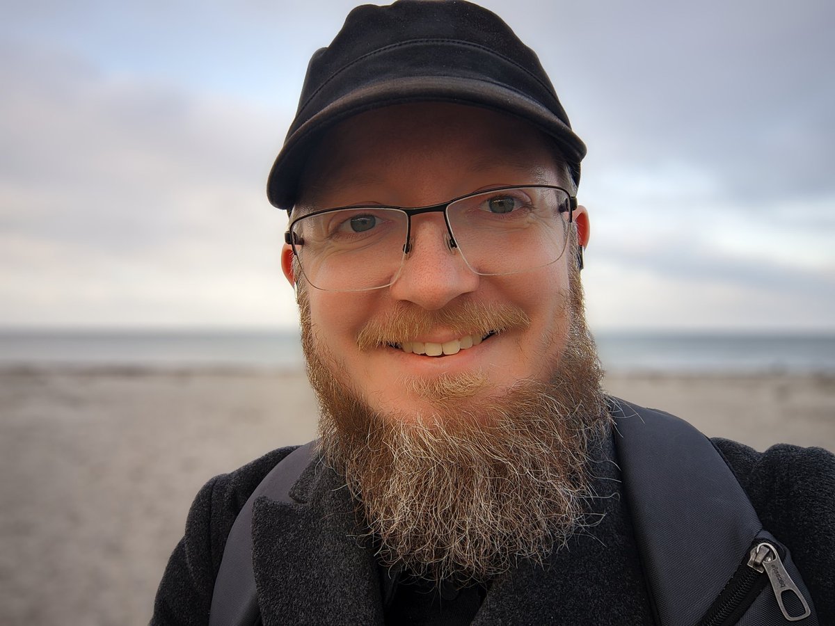 AT0MAC's tweet image. Its freezing cold but a pirate still needs a dose of sea breeze so here I am, alone on a beach

👋 Ahoy

Why am I here? Because I got an idea. I show you later 

#seaya #pirate #potc #selfie