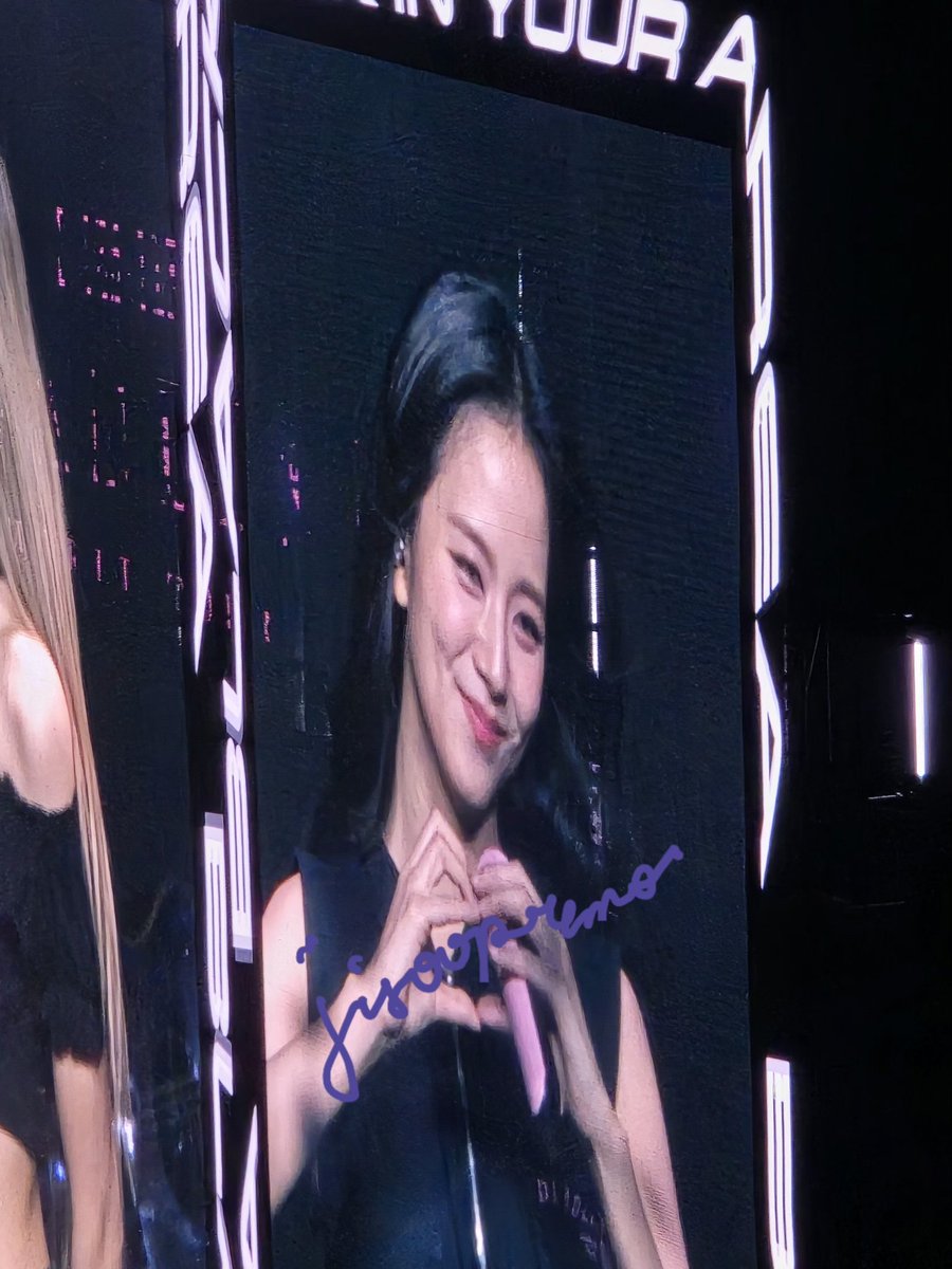 мev🐰 tweet media