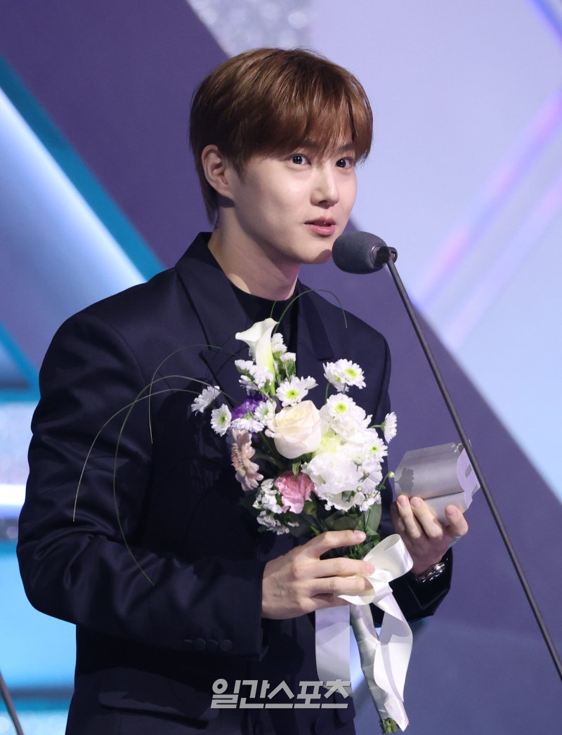 JUNMKEON's tweet image. Sadewa terlihat merundukkan kepalanya, memberi jeda untuk beberapa waktu lalu menebar kembali senyumannya. “Banyak dari kita mungkin akan merasakan kehilangan setelah acara ini selesai.. kehilangan rumah terbaik, kehilangan orang-orang paling baik..