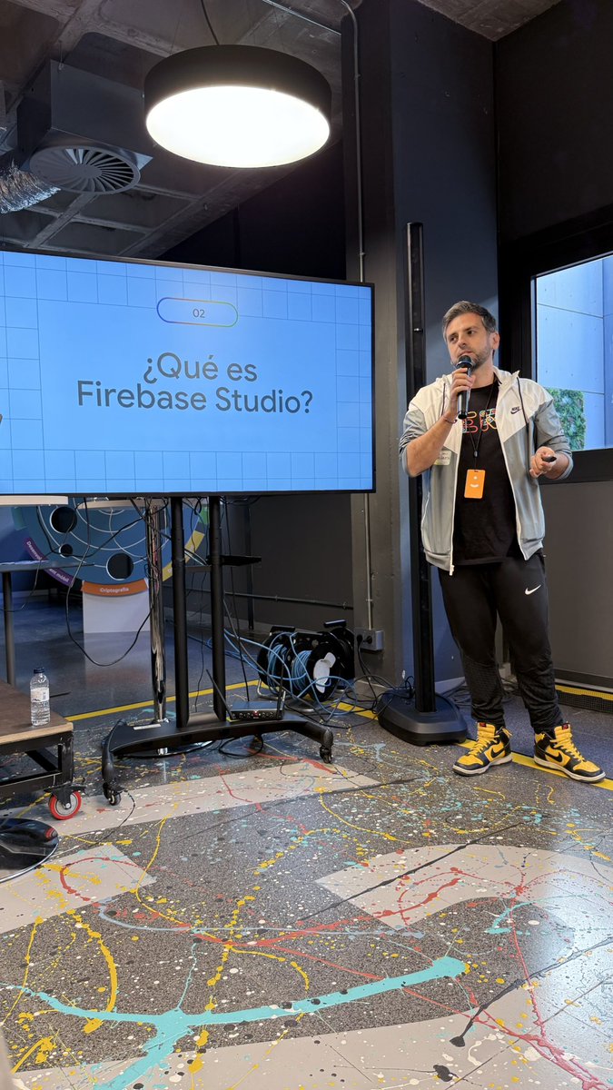nucliweb's tweet image. Aprendiendo qué es Firebase Studio de la mano del gran @carlosazaustre en DevFest Barcelona 2025

#DevFestBCN2025