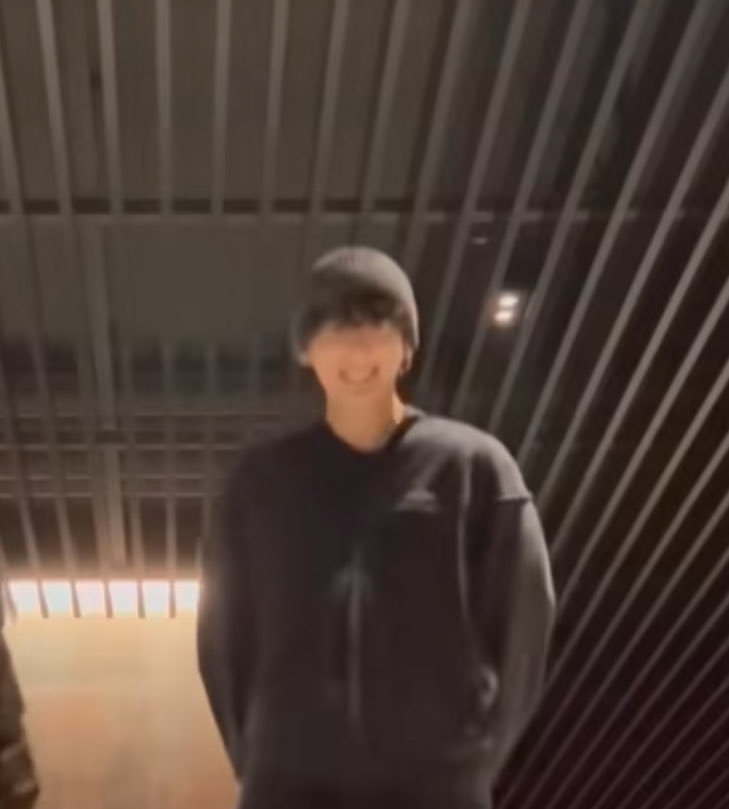 7withyou7's tweet image. THIS IS FRYINGGG ME 😭😭 he’s so cute 😭