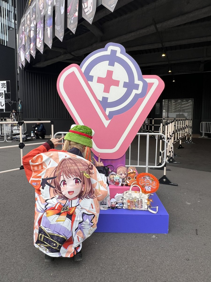 緊張しすぎて自己紹介と話す事全部飛んで上手く話せなかったけど会えて嬉しかった！！
うひちゃんありがとう😭🫶🏻大好き🧡❕

#千燈ゆうひ 
#ぶいすぽフェス2025