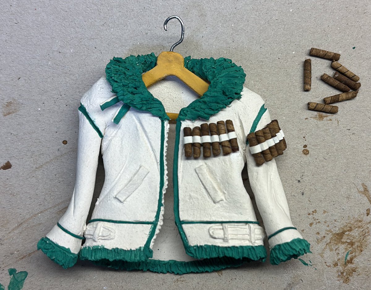 #ONEPIECE 
スモーカーさんの服を粘土で作りました！
葉巻もひとつひとつこよりとコーヒーフィルターを使ってできるだけリアルに再現してみました👍