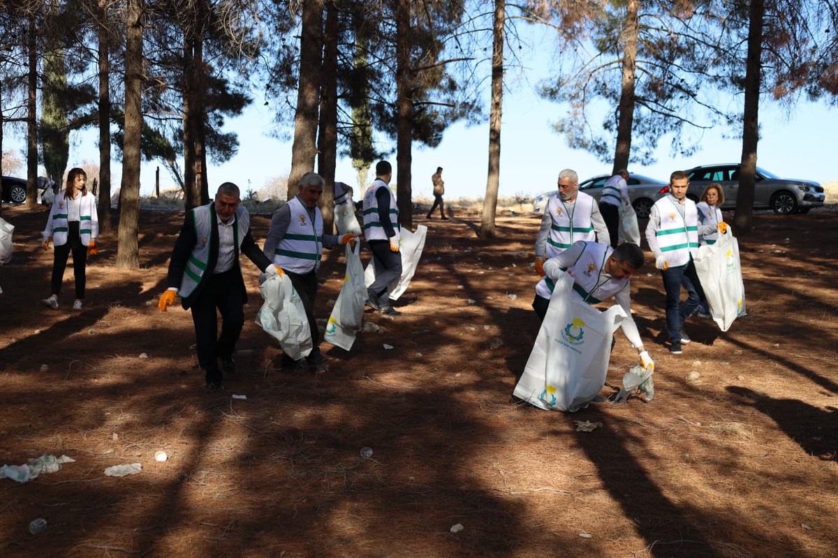 Daha temiz, daha yeşil bir Şanlıurfa için hep birlikte çalışmaya devam ediyoruz... 🌿♻️

Çevre Temizliği Farkındalığını Oluşturmak ve Doğamıza Sahip Çıkmak için İl Kadın Kolları Başkanımız <a href="/ZehraAy063/">Zehra AY</a> ve İl teşkilatımızla birlikte Kent Ormanında çevre temizliği yaptık.