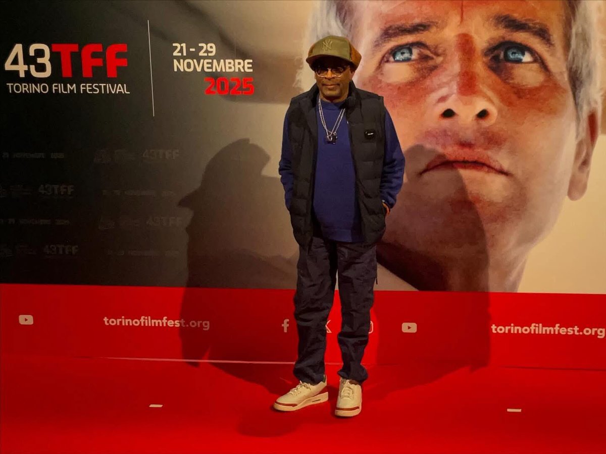 EdoardoArpaia's tweet image. Tra i grandi attori e registi presenti al 43^ Torino Film Festival c’è anche Spike Lee, che presenta il film “Highest 2 Lowest“ e ha ricevuto il premio Stella della Mole del Museo Nazionale del Cinema di Torino.
sguardisutorino.blogspot.com/2025/11/la-43-…

#spikelee #cinéma #torino #turin