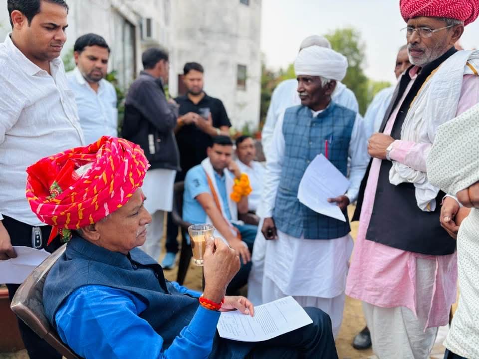 kuldeepjhareda1's tweet image. आज #मीणा_हाईकोर्ट नांगल में श्री #जगमोहन मीणा जी द्वारा #जनसुनवाई में प्रदेश के विभिन्न अंचलों से पधारे नागरिकों की समस्याओं का अवलोकन कर,उनके समाधानार्थ यथोचित एवं व्यवहार्य प्रयास किए गए 
@Jagmohan4Dausa

@VikramKirodi
@BJP4Rajasthan
@madanrrathore @BhajanlalBjp @BJP4India @ANI