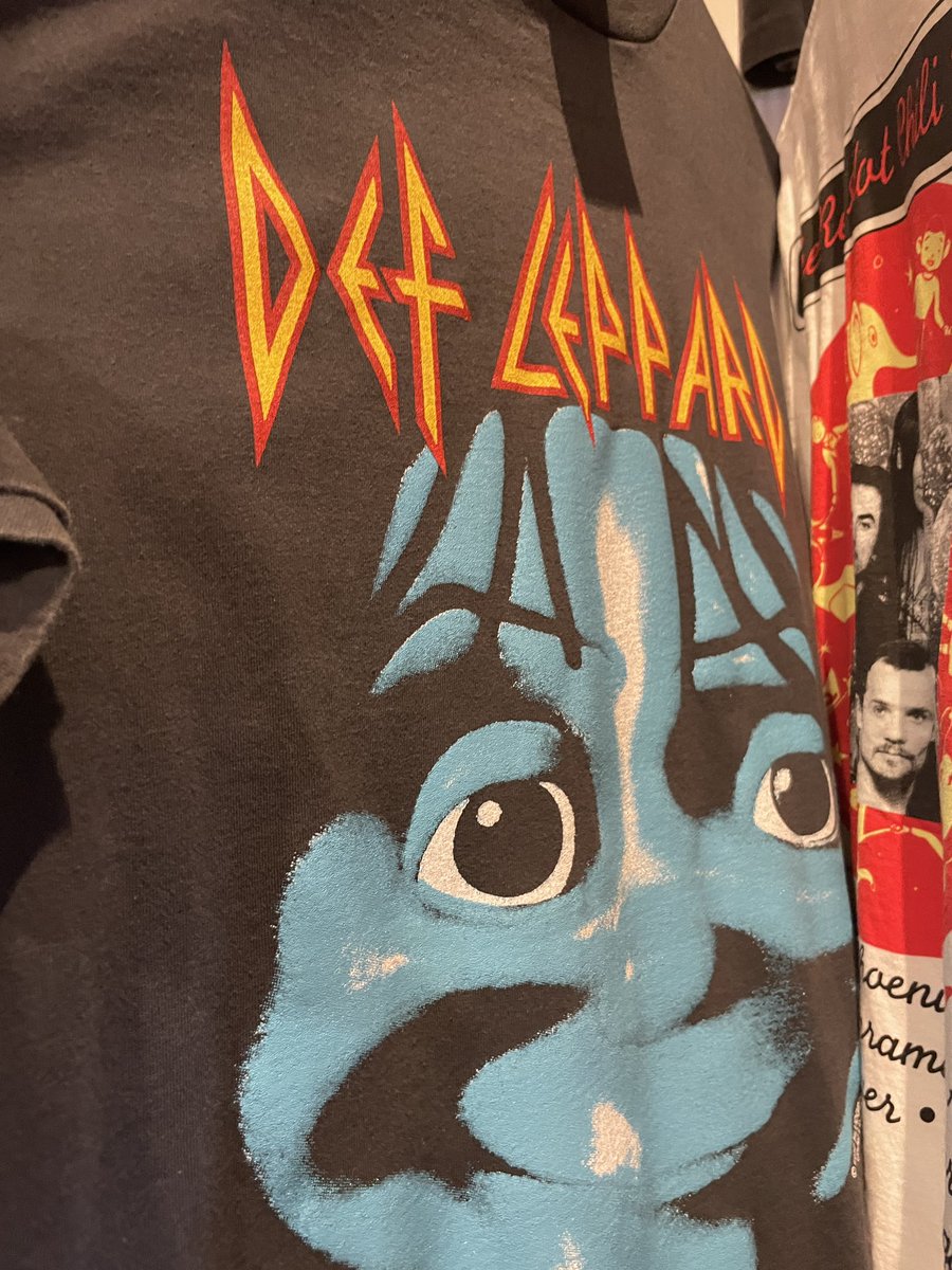 tsukawaddy's tweet photo. タイの古着屋物色。
多分30数年前くらいに兄が家で着まくってたdef leppardのTシャツを発見！　
お、と思って、兄に報告。
その10分後フツーに同じの着てる人発見w https://t.co/jks0xqvYsm
