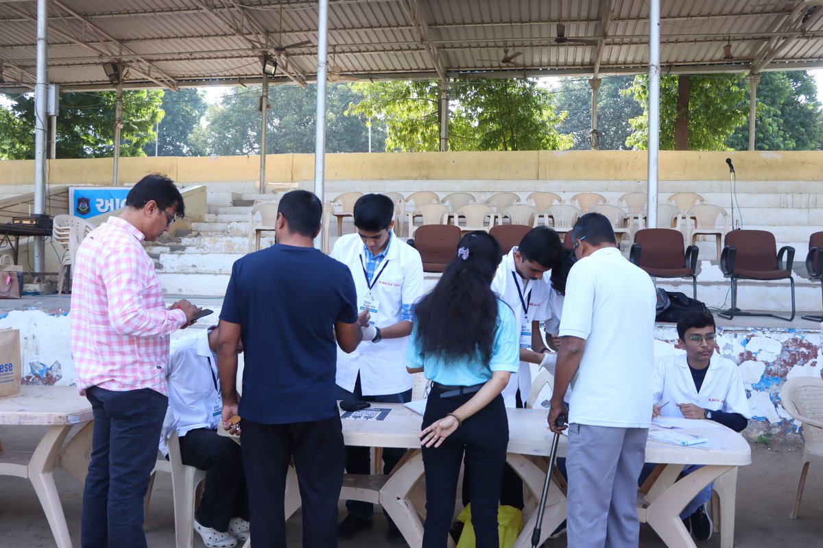 वर्ल्ड डायबिटीज डे पर, हमने पुलिस स्टेशनों में रिकॉर्ड स्क्रीनिंग ड्राइव की। 

इस महाशिविर में 6 मेडिकल कॉलेजों के छात्रों का जोश देखने लायक था! उन्हें पब्लिक हेल्थ का अनुभव मिला। 

ये युवा हमारे देश का भविष्य हैं। उनका समर्पण अद्भुत है।🙏 #DefeatDiabetese