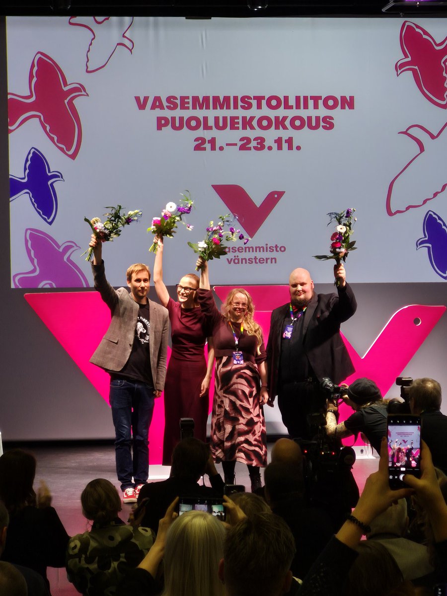 Vasemmisto on juuri valinnut tuoreet puheenjohtajat!

Pj:nä jatkaa Minja Koskela 
1 vpj. Laura Meriluoto 
2 vpj. Otto Bruun 
3 vpj. Miikka Kortelainen 

Onnittelut kaikille! 

Seuraavaksi ottamaan vaalivoitto myös eduskuntavaaleissa!

#vasemmisto
#puoluekokous