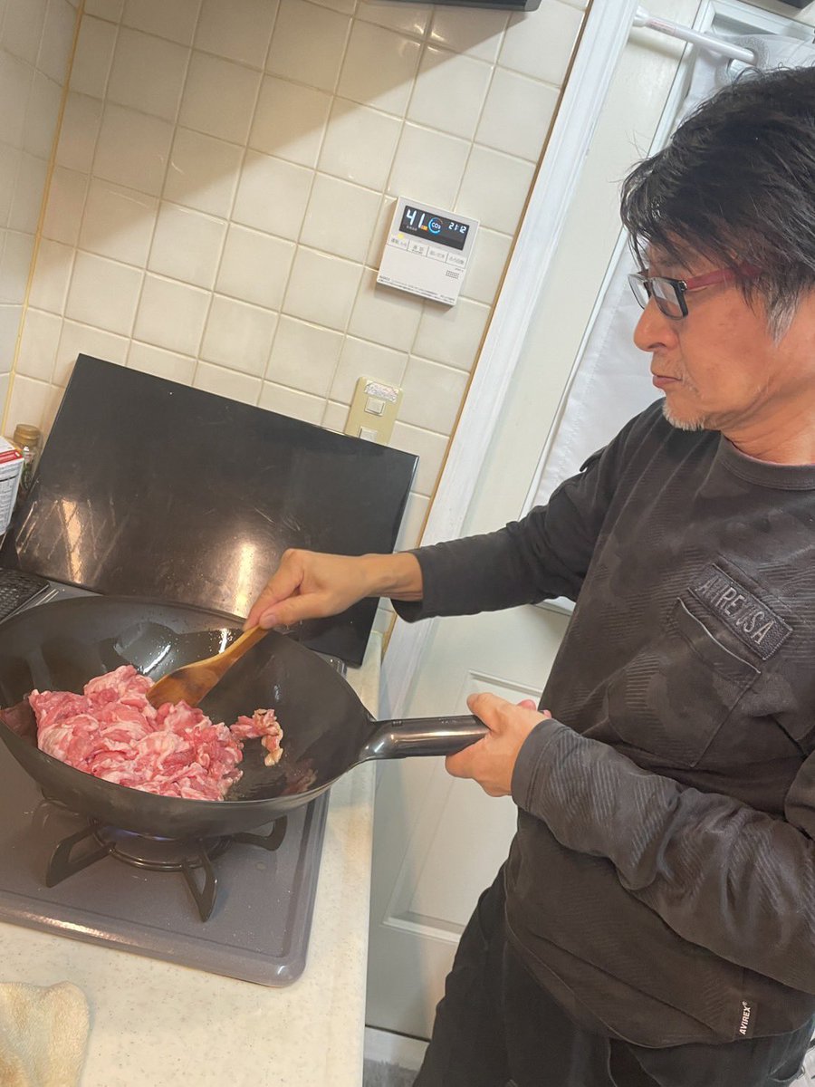dandyshokai's tweet image. 久しぶりに夕飯作り⁉︎
料理とは言えない適当味付け味噌炒め。
でも、案外美味しかった…。
#ダンディ商会