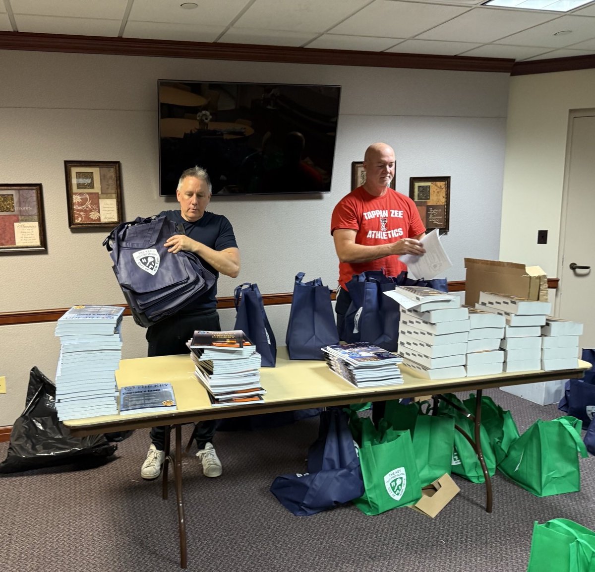 TheKeyTestPrep's tweet image. 📚 It’s Pick-Up Weekend at The Key Promotional School!
Our future leaders are stopping by to collect their books and gear up for the journey ahead.