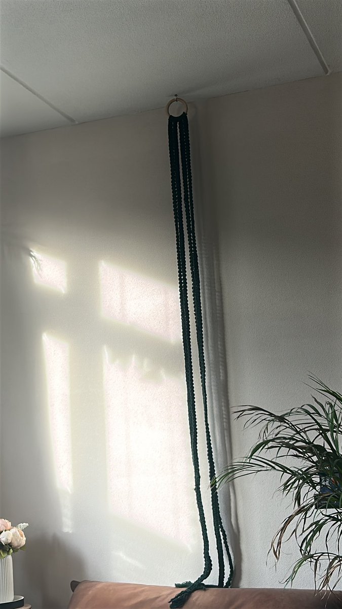 Hipspul's tweet image. De kogel is door de kerk, ik heb warmte en gezelligheid nodig dus kerstspullen gaan er in, vroeg? ja ik weet het, boeit me niet. Alles van zolder gehaald en nu? Heb ik er geen zin in/puf meer voor. De geknoopte touwen op de foto moeten een boom worden. #Kerst #macrame