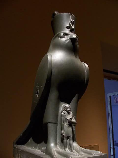 من روائع قدماء المصريين الصقر حورس يحمي الملك نخت أنبو الثاني
الاسرة الثلاثون