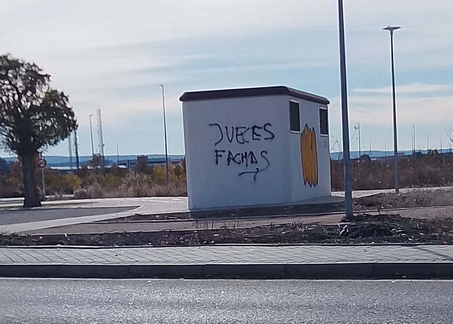Hacia mucho tiempo que no veía que un asunto de actualidad provocase la aparición de #pintadas en Guadalajara, más allá de las típicas firmas de los grafiteros.
Vista hoy en la carretera de Marchamalo.
Curioso y significativo 🤔