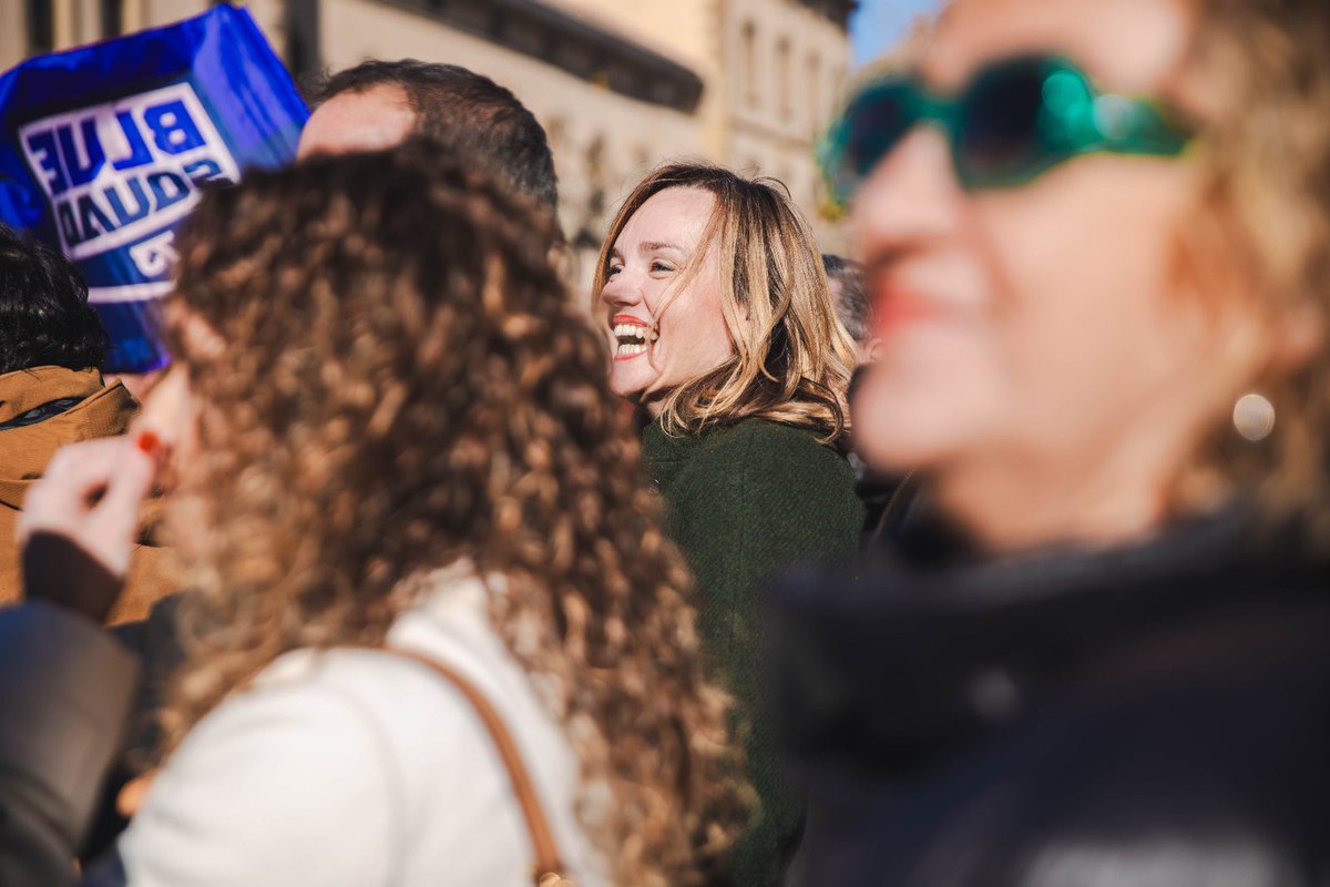 Orgullosa de acompañar a <a href="/marcmarquez93/">Marc Márquez</a> y <a href="/alexmarquez73/">Alex Márquez</a> en 
su Cervera. Dos hermanos que han convertido su talento y su lucha en un ejemplo para todo un país.

Gracias por emocionarnos y por demostrar que los sueños se logran con valentía, constancia y corazón. #back2back