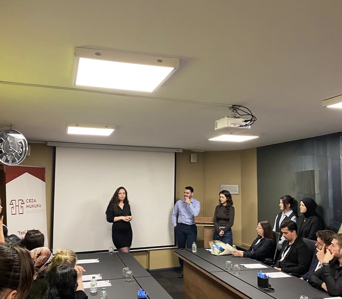 Hukuk Topluluğu olarak akademik yılın ilk gezisini gerçekleştirdik!
Gezimiz dünyanın en büyük adliyesi olan İstanbul Anadolu Adalet Sarayı ile başladı. İstanbul’un önde gelen hukuk bürolarından Masterlaw+ Hukuk Bürosu’nu ziyaret ettik. Katılan arkadaşlarımıza teşekkür ediyoruz.