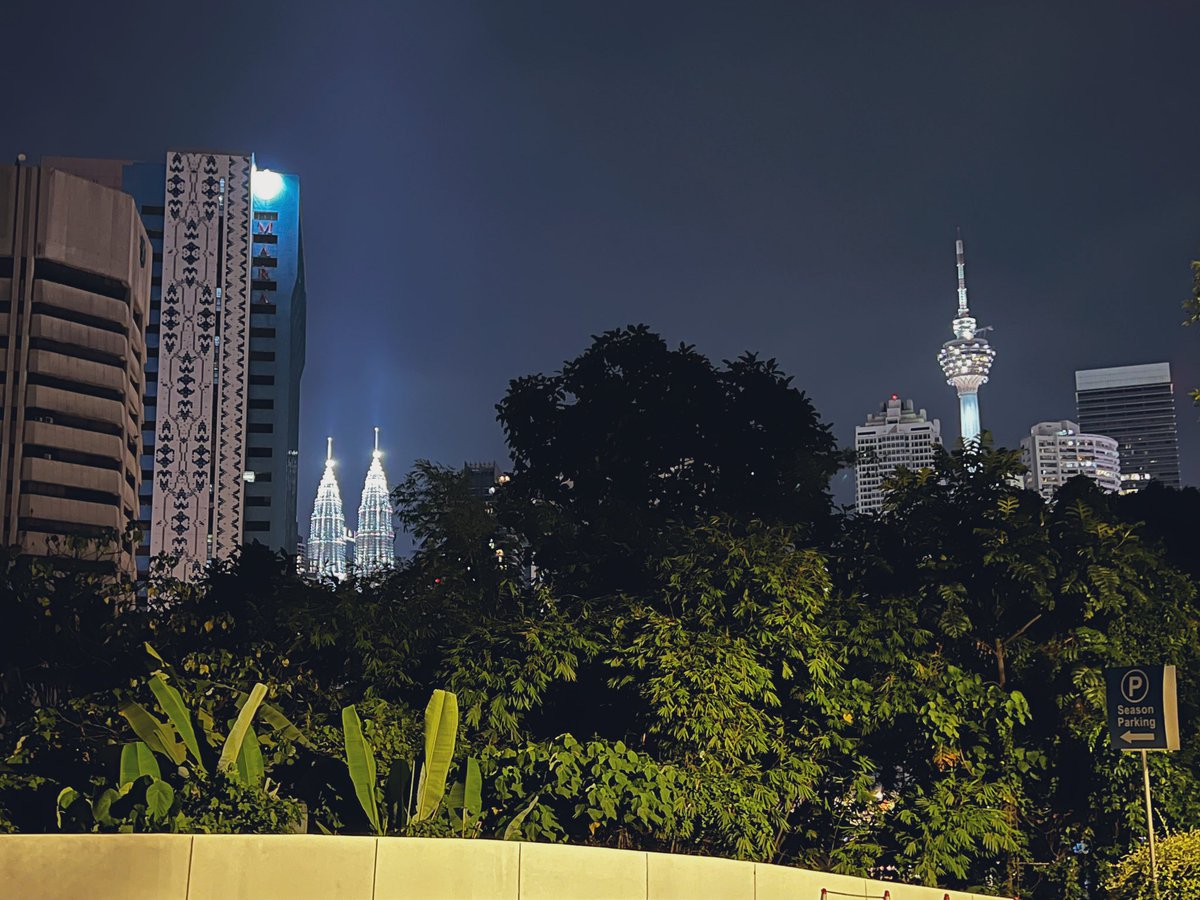 SWの会場からホテルまでの道中。
2日目が終了しました。

一番栄えている場所からは離れていますが、クアラルンプールは夜が活気ある印象です。

これからホテルに戻って最終ピッチ用の資料を作ります！