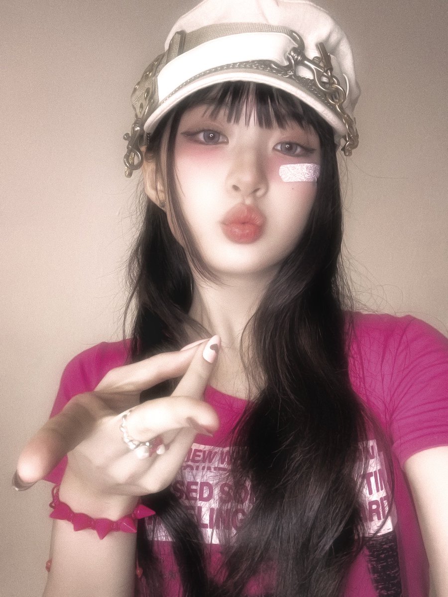 vrora's tweet image. gyaruuuuu in pink, 🩷💬