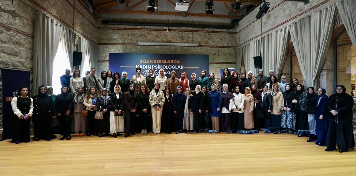 Söz Kadınlarda buluşmalarımıza devam ediyoruz. 💛
 Bugün özellikle psikologlarımızın sahada karşılaştıkları sorunları dinlemek, ihtiyaçlarını doğrudan kendilerinden öğrenmek ve birlikte çözüm yolları üretmek için bir araya geldik.
 Bu çerçevede programımıza TBMM Grup Başkan