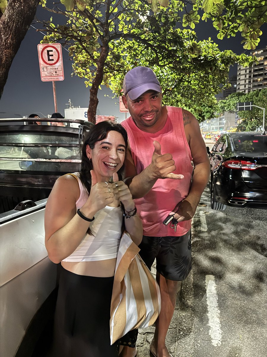 andrumelchiori's tweet image. Si ven este señor en Río, cómprenle, alquilen sus reposeras, nos devolvió el celular que habíamos perdido por correr  para ver a Dua Lipa
(Dato: primer día de vacaciones)
El héroe Pablo🤍
#DuaLipa #arpoador #ipanema #riodejaneiro #heroe