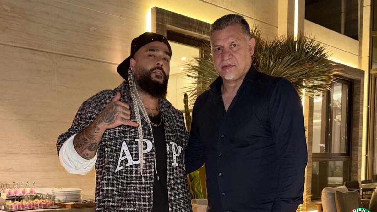 _negar_ir's tweet image. دیدن دایی کنار ساسی مثل این بود که قهرمانی که سال‌ها براش احترام جمع کردیم، همه چیز رو با یک حرکت حراج کرد. واقعاً اگر قرار بود این‌قدر راحت سقوط کنه، چرا نقش قهرمان بازی کرد؟
#علی‌دایی