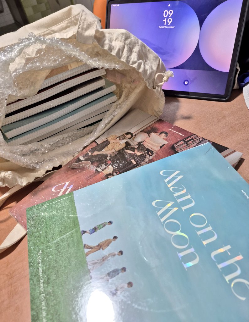 📣N.Fia‼️ to those who will be attending <a href="/NFlyingofficial/">엔플라잉 (N.Flying)</a> concert tomorrow,  I'll be be giving away 10 sealed Man On The Moon albums. Meet me at MediaCorp theatre will update again on the meetup place! See yah 🤗✨️  #NFlying #엔플라잉 #NFlyinginSG #NFia #FullCircleInSingapore