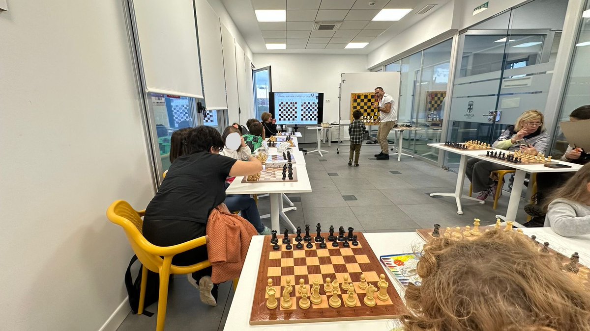 En Almería, la juventud sorda escribe el futuro del ajedrez con sus propias manos 🤟♟️
Ayer brillaron concentración, talento y ganas de más.  ya preparamos nuevos talleres .
Actividad realizada con el apoyo del <a href="/aytoalm/">Ayuntamiento de Almería</a> y <a href="/AlmeriaJunta/">AlmeríaJunta</a>