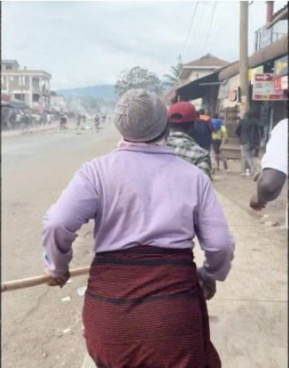 HecheJohn's tweet photo. Tarehe 21/3/1960 kule Afrika Kusini kwenye mji wa Sharpeville polisi wa Kikaburu wazungu waliwashambulia waandamanaji kwa bunduki na kuua watu 91 na wengine 238 kujeruhiwa. Mauaji haya kwa wale tuliosoma history yanaitwa Sharpeville massacre.

Haya ndio mauaji yaliyosababisha dunia kujua unyama na ukatili wa serikali ya makaburu.

Dunia ikapiga kelele na kufikia mpaka serikali ya makaburu kuwekewa vikwazo vya kiuchumi ikiwemo kuuza na kununua..

Wengi walihoji kwanini watu wapigwe risasi mgongoni? Maana huyu anakimbia kwanini umshambulie.

Leo 2025 miaka 65 baadae. Kwenye Nchi inayojiita huru . Polisi weusi na Watanzania wenzetu wameua maelfu ya watu..

Wengi wamepigwa risasi kwenye maeneo ambayo ni kuua na sio kujeruhi.. 

wengine kama ilivyokua kwa makaburu wamepigwa kwenye migongo wanakimbia.

Watoto wa miaka 11 wameuwawa, Wengine majumbani kwao, wengine wakiwa wanaangalia mpira.

CNN wametumbia watu wamepelekwa Mortuary wakiwa wazima kabla ya kufa.

Mpaka sasa ndugu hawajapata miili ya wapendwa wao ili wazike..

Kwasababu watu wanataka kubaki madarakani bila kuchaguliwa..

Alafu hawa wanataka Dunia inyamaze kwa Kailua kijinga kwamba, wanaosema ukatili huu wanatuonea wivu Nchi yetu!!! Nani anaonea wivu Nchi ya kuuana kama kuku, nani anaonea wivu Nchi ambayo watu wanatekwa kila leo, nani anataka kuishi kwenye Nchi ambayo mawazo tofauti na ya watawala ni uhaini!!!

Wajinga wengine wanasema, eti kupinga uchafu unaoitwa uchaguzi sio tabia ya Kitanzania!!!
 Kwahiyo Utanzania ni kukubali uhuni, watu kujipa mamlaka ambayo hawajapata kikatiba..

Hii ni massacre kubwa kuliko Sharpeville, Kama Dunia ilivyowamurika makaburu weupe wakati ule , Dunia itamurika Makaburu weusi sasa .. Hakuna wa kunyamazisha hili hata mkiua kizazi chote mawe yatasema.