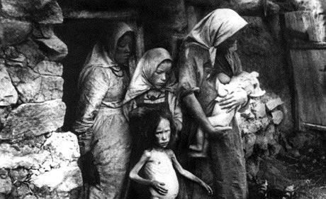 MamedovGyunduz's tweet image. Empty fields, silent villages, and millions of lost lives – this is the tragic legacy of the man-made famines in Ukraine. About 3.9 million people died during the 1932–33 Holodomor, with hundreds of thousands more perishing in 1921–22 and 1946–47. These horrific losses were the…