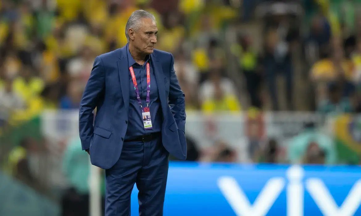futebol_info's tweet photo. ⚠️ Tite acaba de emitir nota oficial - através da sua assessoria - avisando que está de volta ao mercado:

“Voltei!

Cuidei de mim, fiquei com a minha família e estou pronto para retornar às atividades como técnico.

Muito obrigado aos que torceram pela minha recuperação, respeitaram meu tempo e me mandaram mensagens, orações e bons pensamentos.

Adenor Leonardo Bachi (Tite).”

📸 Lucas Figueirero/CBF