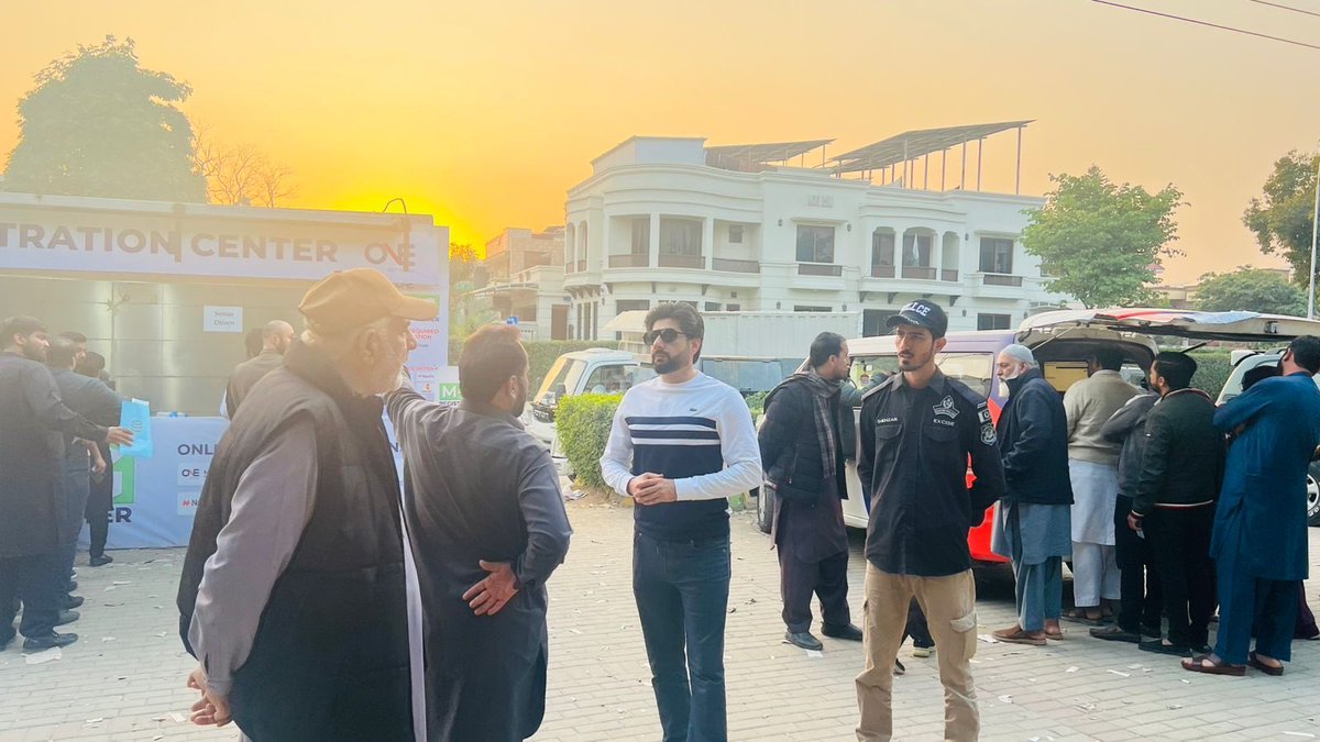 izainabmalyck's tweet photo. Road to convenience! Thrilled to see Director @bilalazam_ict focusing on crowd management and staff availability at M-Tag centers. Reducing wait times is a massive win for residents! #ExciseAndTaxation #Efficiency https://t.co/PD6FEkfEys